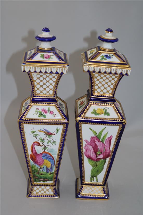 A pair of Samson of Paris hexagonal baluster vases and covers, in Chelsea gold anchor style, 35cm, one cover chipped